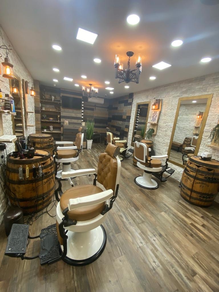 Which Black-owned barbershops in NYC offer traditional hot towel shaves and grooming services?