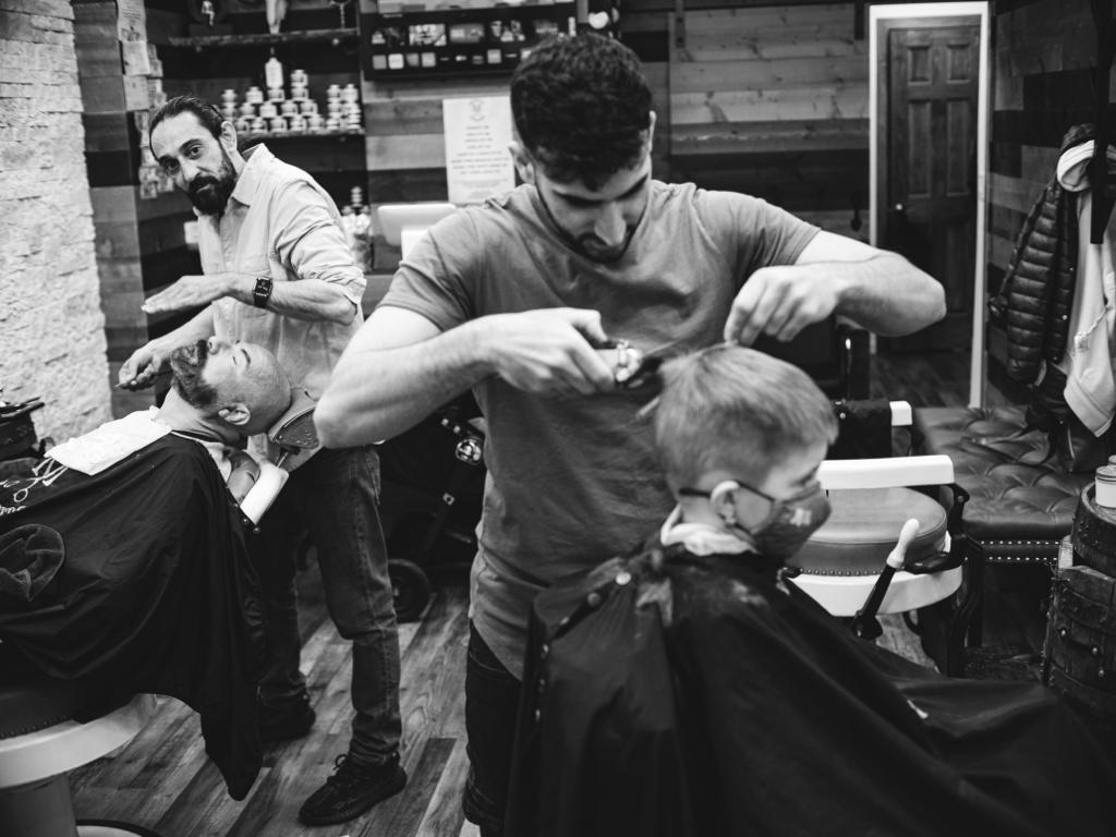 What role did barbers play in popularizing razor techniques during the Jazz Age?