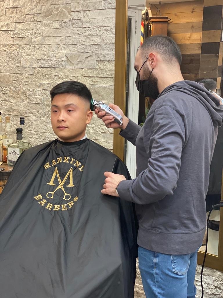 What are some popular hairstyles for men in Midtown Manhattan that barbers are skilled at creating?