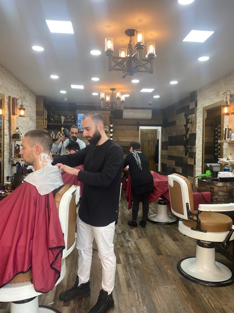 Are there any traditional grooming techniques unique to Spanish Harlem barbershops?